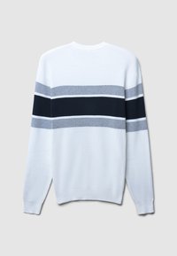 Maglione in misto cotone, colletto rotondo, base bianca con strisce orizzontali navy, grigie e grigio chiaro, polsini e fondo a coste, texture liscia.