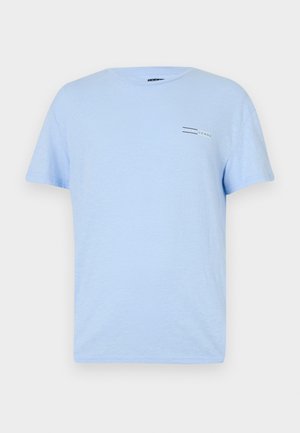 Helles blaues Baumwoll-T-Shirt mit kurzen Ärmeln, Rundhalsausschnitt und einem kleinen Druckdesign auf der Brust mit dem Wort "JEANS."