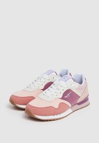 Rosa och lila sneakers i en kombination av mesh, mocka och gummimaterial. Har vita snören, vadderad plös och texturerad sula.