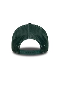 Gorra de béisbol de malla verde oscura con correa de plástico ajustable y detalle de costura. Presenta una forma redondeada y un diseño de parte trasera abierta.