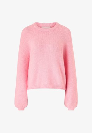 Rosa Strickpullover mit Rundhalsausschnitt, übergroßen Ärmeln und geripptem Saum. Die Textur wirkt weich und flauschig.