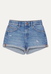 Pantalones cortos de mezclilla en azul claro con un patrón desgastado. Presenta un diseño de cinco bolsillos, dobladillo vuelto y un cierre de botón en la parte delantera con una cinturilla sencilla.