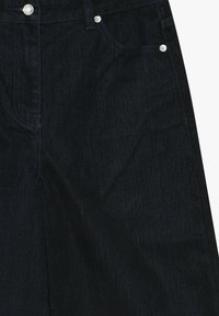 Mørk denim nederdel med et klassisk fem-lomme design, sølv hardware og stikninger. Glat tekstur med en let glans.