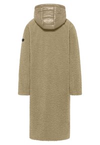 Lange, beige jas gemaakt van pluche stof met een capuchon. Beschikt over een gewatteerd, glanzend materiaal op de capuchon en vlakke mouwen. Minimalistisch ontwerp.