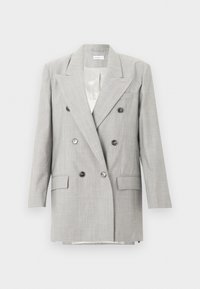 Ανοιχτό γκρι διπλό σακάκι με τσακιστούς γιακάδες, έξι κουμπιά, δύο τσέπες με καπάκι και μια φασέτα στο στήθος, παρουσιασμένο σε απλό φόντο.