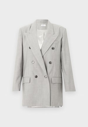 Blazer croisé gris clair avec revers en encoche, six boutons, deux poches à rabat et une poche poitrine passepoilée, présenté sur un fond uni.