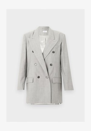 Blazer croisé gris clair avec revers en encoche, six boutons, deux poches à rabat et une poche poitrine passepoilée, présenté sur un fond uni.