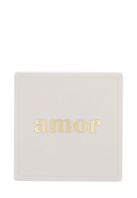 Plato cerámico cuadrado en un suave beige con una textura lisa, que presenta la palabra "amor" en letras doradas. Diseño simple y elegante.