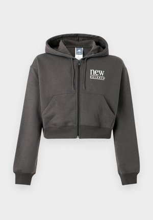 Σκούρο γκρι κοντό φούτερ με φερμουάρ, μπροστινές τσέπες, κουκούλα με κορδόνι και λογότυπο "new balance" στο αριστερό στήθος.