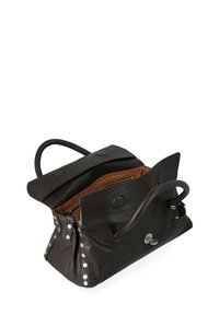 Borsa in pelle marrone scuro con un'ampia apertura, due manici e dettagli in metallo argentato. L'interno include una tasca con zip e foderatura marrone.