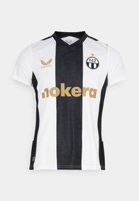 Maglia da calcio del FC Zürich con un design a righe nere e bianche, dotata di un colletto a V, logo dorato e dettagli in tessuto testurizzato.