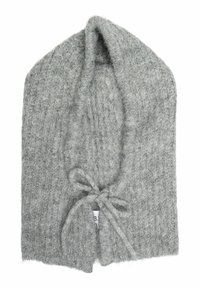 Bufanda de punto gris con textura acanalada, que presenta un cierre de lazo en la parte frontal. Material suave y difuso con forma redondeada.