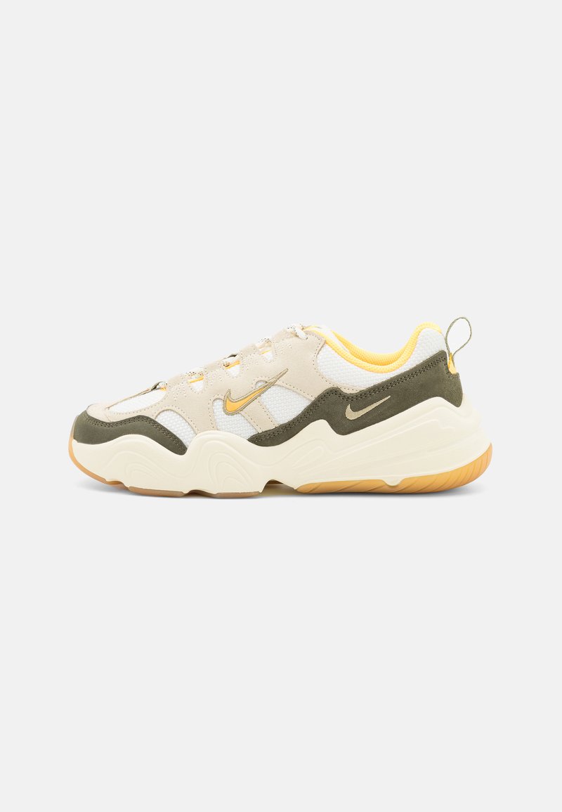 Nike Sportswear WMNS TECH HERA - Tossud - sail/coconut milk/cargo khaki/neutral olive-gum lt brown-citron pulse