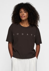10DAYS Camiseta estampada - chocolate