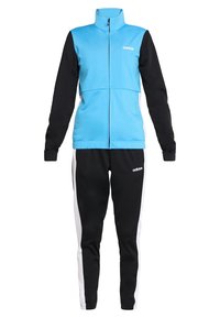 Survêtement Adidas bleu et noir avec veste zippée et pantalon noir comportant des bandes blanches sur les côtés et des logos Adidas sur la veste et le pantalon.
