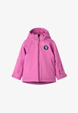 Rosa wasserdichte Jacke mit Kapuze, Frontreißverschluss, reflektierenden Akzenten und einem runden Logo-Patch auf der linken Brust. Glatte Textur.