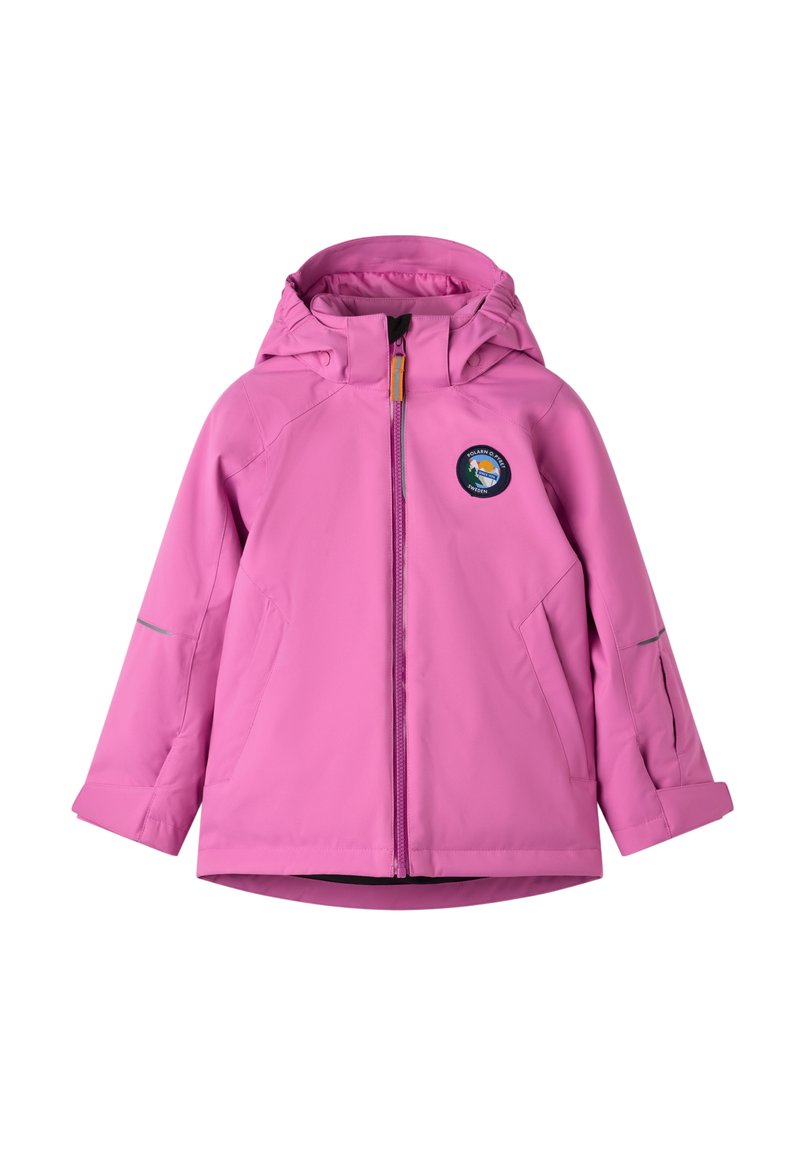 Valkoinen vedenpitävä takki hupulla, etuvetoketjulla, heijastavilla yksityiskohdilla ja pyöreällä logopatchilla vasemmassa rinnassa. Sileä pinta.