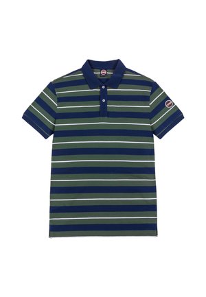Polo de manga corta con rayas horizontales azul marino y verde oliva, cuello azul marino, dos botones y un parche con logo en la manga izquierda.