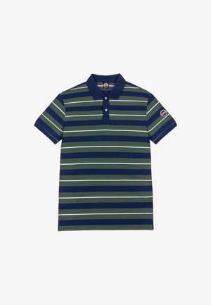 Polo de manga corta con rayas horizontales azul marino y verde oliva, cuello azul marino, dos botones y un parche con logo en la manga izquierda.