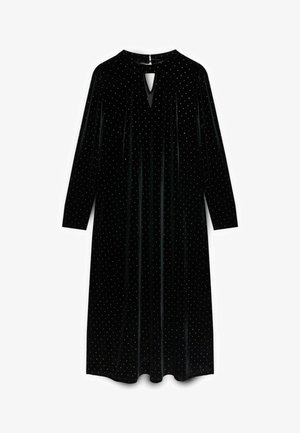 Abito in velluto nero con maniche lunghe, scollatura a occhiello e motivo a pois argentati. Silhouette a trapezio con texture morbida e lunghezza fino al pavimento.