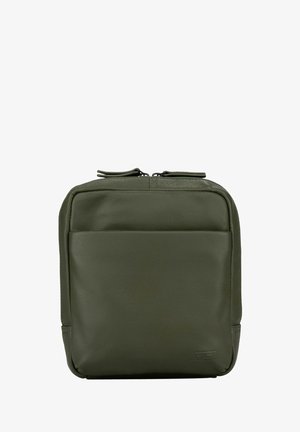 Borsa in pelle verde oliva con forma rettangolare, chiusura con doppia cerniera e tasca frontale. Texture liscia con sottile dettaglio del logo in rilievo.