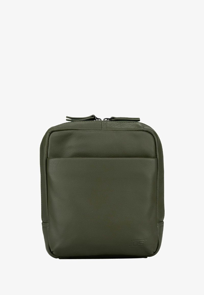 Borsa in pelle verde oliva con forma rettangolare, chiusura con doppia cerniera e tasca frontale. Texture liscia con sottile dettaglio del logo in rilievo.