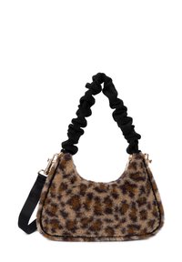Sac à main imprimé léopard avec une texture douce, dans des nuances de marron et de noir, et une poignée de style chouchou noire. Présente des accents en métal doré.
