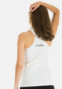 Weißes ärmelloses Tanktop mit Rundhalsausschnitt und glatter Textur, mit einem schwarzen Logo auf dem Rücken. Figurbetonte Silhouette.