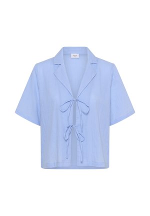 Hellblaue kurzärmelige Bluse mit geschlitztem Kragen und zwei vorderen Bändern, aus leichtem, leicht strukturiertem Stoff gefertigt.