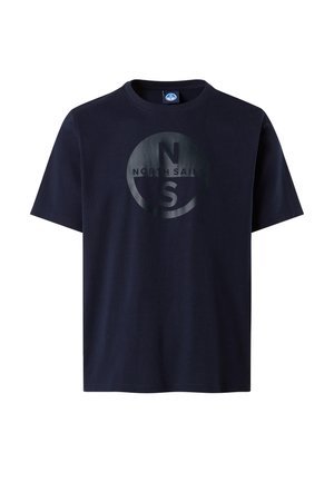 T-shirt di cotone blu navy con un logo circolare lucido, al centro "NORTH SAIL" e "N S". Maniche corte e scollo rotondo.