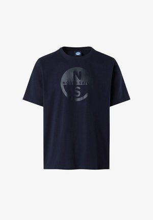 T-shirt di cotone blu navy con un logo circolare lucido, al centro "NORTH SAIL" e "N S". Maniche corte e scollo rotondo.