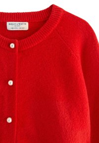 Röd stickad kavaj med pärlliknande knappar och ribbad rund halsringning, tillverkad av Holly & Whyte by Lindex.