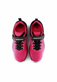 Rosa sportskor med ett texturerat mesh-övre, svarta accenter, snören och ett band. Notabelt varumärkeslogotyp på bandet.