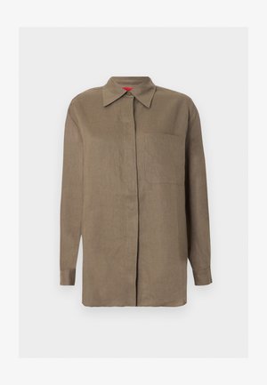 Bruine overhemd met lange mouwen en knopen, spitse kraag en een enkele borstzak, weergegeven tegen een effen lichte achtergrond.