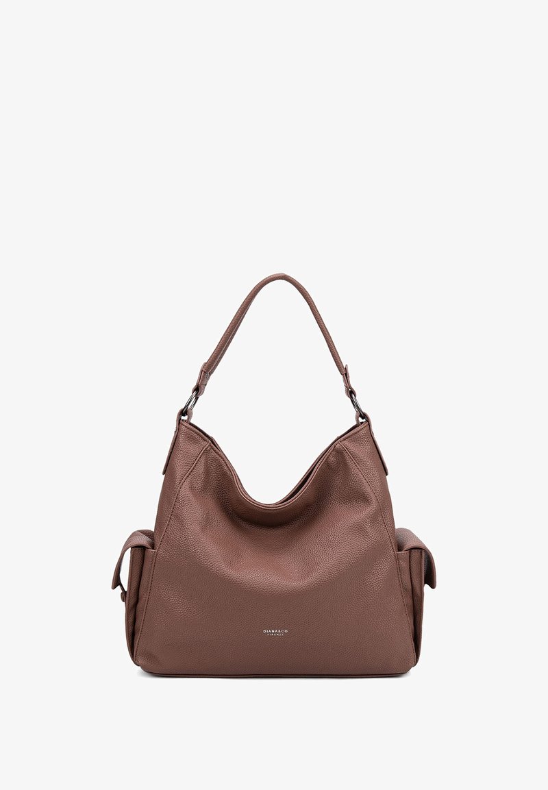 Borsa hobo in pelle marrone con finitura testurizzata, forma curvata e singolo manico per la spalla; presenta tasche laterali e un dettagliato logo discreto.