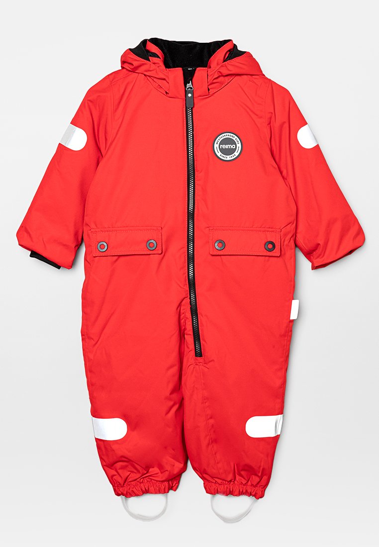 Roter isolierter Schneoverall mit einem durchgehenden Reißverschluss vorne, Kapuze, elastischen Bündchen und reflektierenden weißen Akzenten an Ärmeln und Beinen. Runder Logoaufdruck.