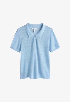Tricou polo cu mânecă scurtă, de culoare albastru deschis, cu șase nasturi în față și material tricotat moale, mărimea medie, prezentat pe un fundal alb.
