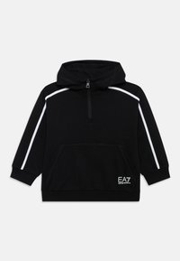Svart hettegenser med halv glidelås, hvite side-striper, lomme foran og EA7-logo nederst til høyre. Glatt stofftekstur.