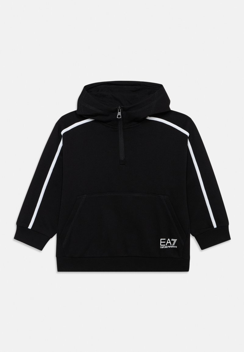 Svart hettegenser med halv glidelås, hvite side-striper, lomme foran og EA7-logo nederst til høyre. Glatt stofftekstur.