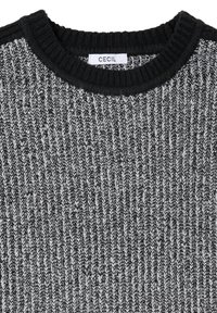 Maglione lavorato a maglia in tonalità nero e grigio, caratterizzato da un design testurizzato a coste con scollo rotondo e etichetta cucita al colletto.