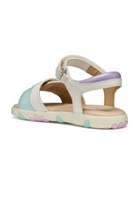 Sandalia ligera con diseño de materiales mixtos que presenta detalles en azul pastel, blanco y lavanda; suela texturizada con detalles florales.