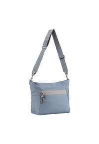 Borsa a spalla blu chiaro realizzata in tessuto morbido, dotata di una tracolla grigia testurizzata e una tasca con zip sul davanti con un tirante argento.
