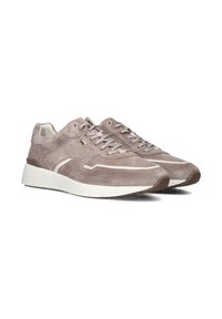 Suède sneakers in licht taupe met een witte zool. Voorzien van vetersluiting, gestikte accenten en een gestructureerde afwerking.