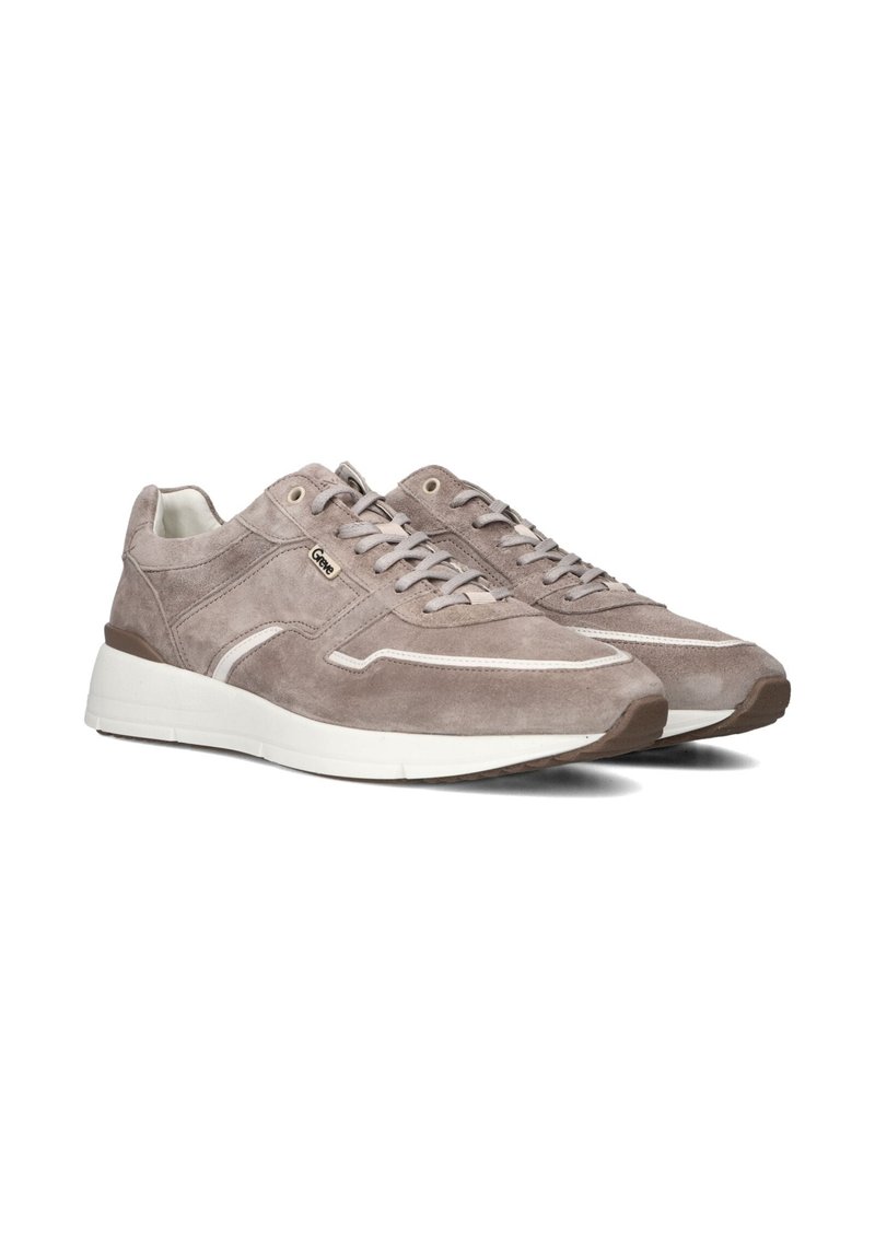 Suède sneakers in licht taupe met een witte zool. Voorzien van vetersluiting, gestikte accenten en een gestructureerde afwerking.