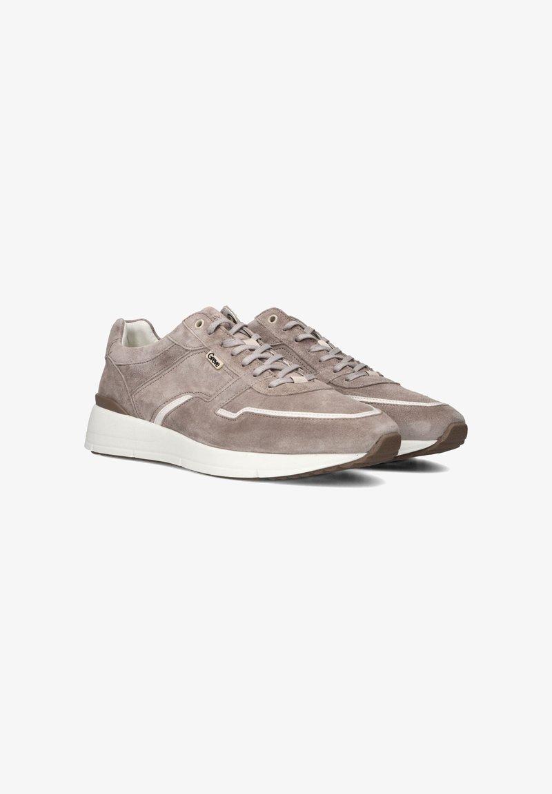 Suède sneakers in licht taupe met een witte zool. Voorzien van vetersluiting, gestikte accenten en een gestructureerde afwerking.