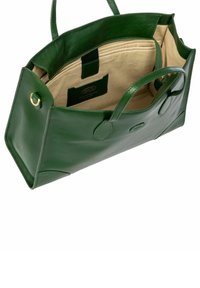 Sac à main en cuir vert avec double poignées, un intérieur beige et une étiquette de logo. Dispose d'un compartiment spacieux et de deux poches intérieures.
