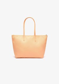 Bolso tote naranja hecho de material texturizado, con dos asas largas, cierre de cremallera en la parte superior y forma rectangular espaciosa.