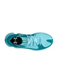 Scarpa atletica turchese con tomaia in mesh, chiusura con lacci e accenti scuri a contrasto. Presenta un colletto imbottito e una suola testurizzata.