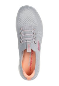 Šedé pletené slip-on tenisky s texturovaným svrškem, elastickými tkaničkami, decentními růžovými akcenty a stélkou z paměťové pěny.