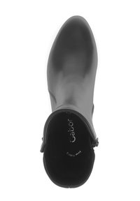 Botte noire de cheville en cuir lisse avec un bout rond, des coutures minimalistes et une boucle décorative sur le côté. Doublure intérieure en tissu noir.